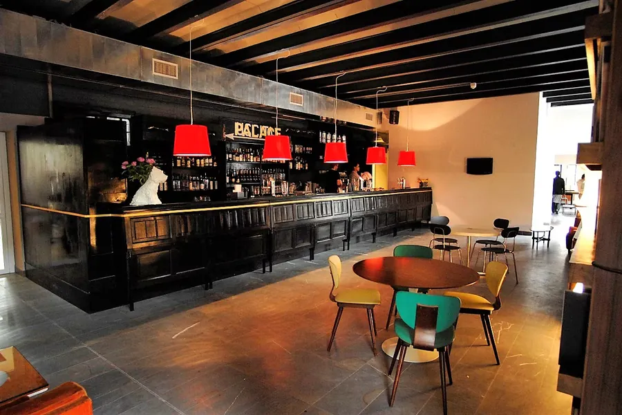 Bancone di un bar con lampade rosse