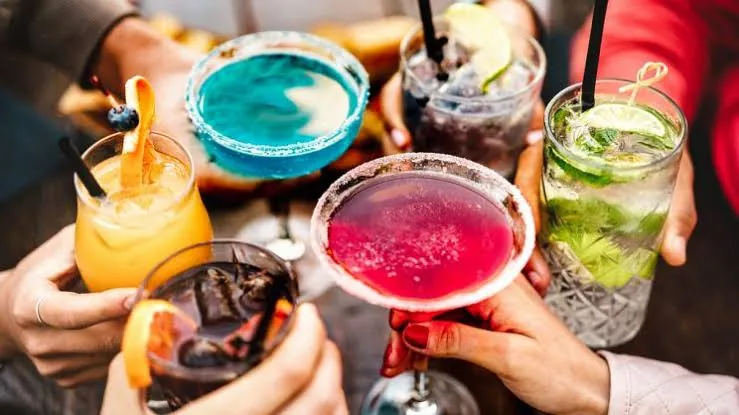 Brindisi con cocktail colorati