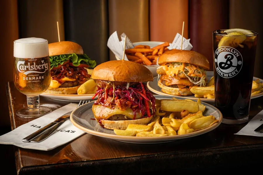 Hamburger con patatine e birra