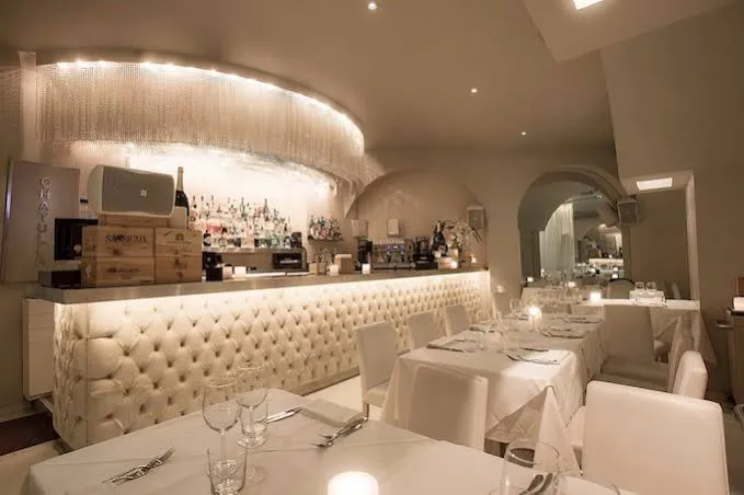 Sala elegante con bancone illuminato