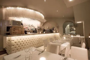 Ristorante elegante con bancone bianco