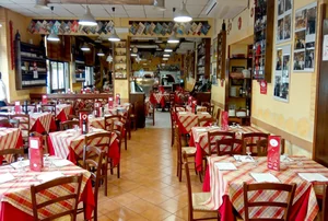 Trattoria con tovaglie a quadri rossi